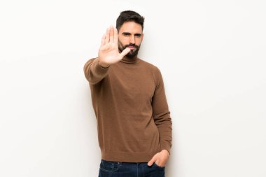 Beyaz duvar yanlış düşünüyor bir durum inkar durdurmak jest yapma yakışıklı adam