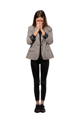 Bir iş kadını ile yorgun ve hasta ifade izole beyaz arka plan üzerinde tam uzunlukta bir kadeh