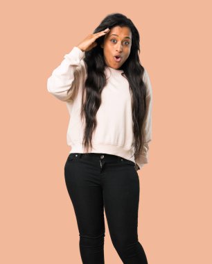 Genç afro Amerikalı kadın bir şeyin farkına vardım ve izole kahverengi zemin üzerinde çözüm isteyen vardır