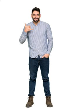 Telefon jest yapma forması ile zarif adam tam uzunlukta bir kadeh. Bana arka işaret izole beyaz arka plan üzerinde de