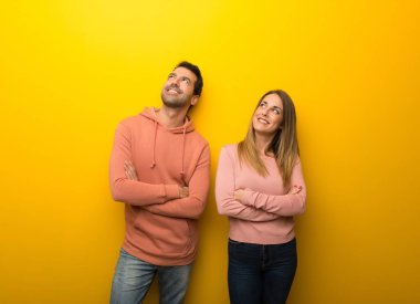 Grup gülümseyen süre ararken Sarı zemin üzerine iki insan