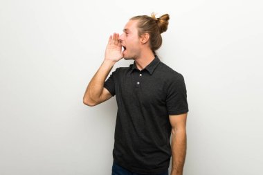 Beyaz duvar için lateral açık ağızlı bağırmayı üzerinde uzun saçlı sarışın adam