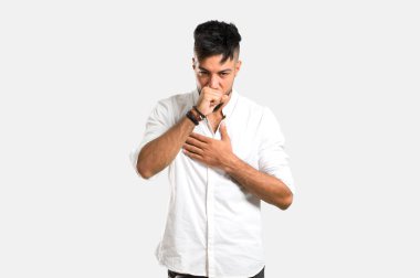 Beyaz gömlekli Arap genç adam öksürükten muzdarip ve gri arka planda kötü hissediyor.