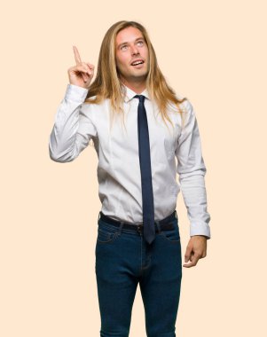 Uzun saç niyetinde ile sarışın iş adamı izole arka plan üzerinde parmak kaldırma süre çözüm anlar