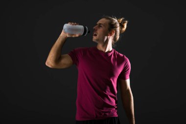 Bir şişe su ile spor adamı