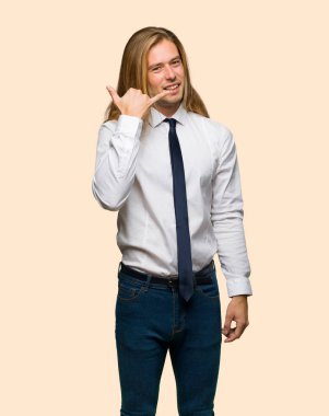 Telefon jest yapmak uzun saçlı sarışın iş adamı. Bana arka işaret izole arka plan üzerinde de