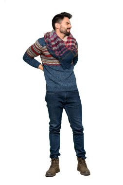 Bir çaba izole beyaz arka plan üzerinde yapılmış olan sırt ağrısı muzdarip hippi adamın tam uzunlukta atış