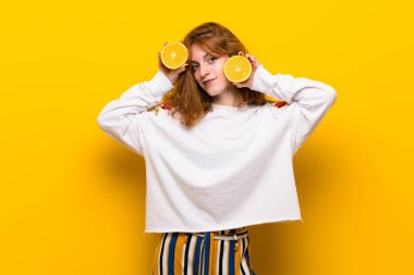 Genç Kızıl saçlı kadın portakal dilimleri ile