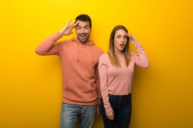 Bir grup Sarı zemin üzerine iki insan bir şeyin farkına vardım ve çözüm isteyen vardır