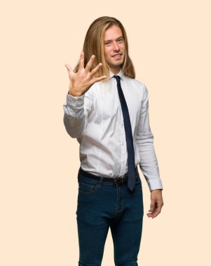 Beş ile izole arka plan üzerinde parmak sayma uzun saçlı sarışın iş adamı