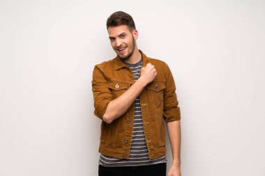 Beyaz duvar çok gülen üzerinden yakışıklı adam