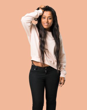 Hayal kırıklığı ve izole kahverengi zemin üzerinde anlayış değil bir ifade ile genç afro Amerikalı kadın