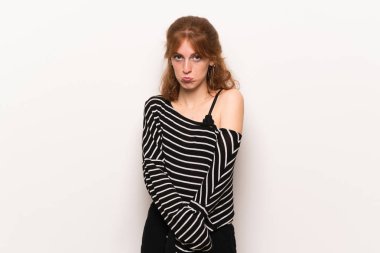 Üzgün ve depresyonda ifade ile beyaz duvar genç Kızıl saçlı kadın