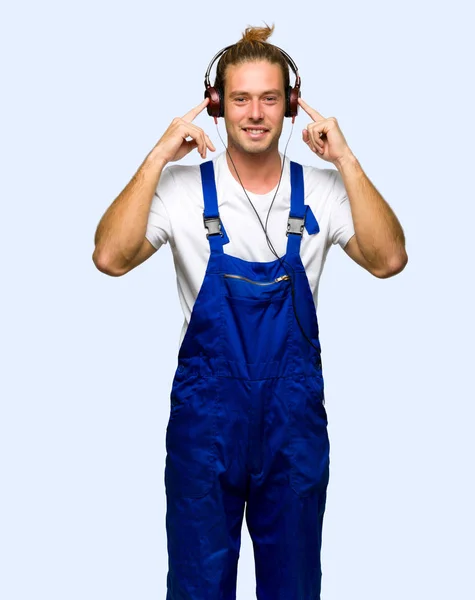 Workman Lyssnar Musik Med Hörlurar Isolerade Bakgrund — Stockfoto