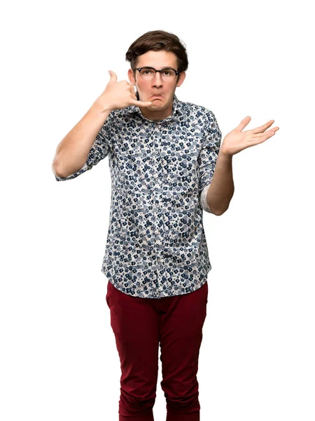 Tiener Man Met Bloem Shirt Glazen Telefoon Gebaar Maken Twijfelen — Stockfoto