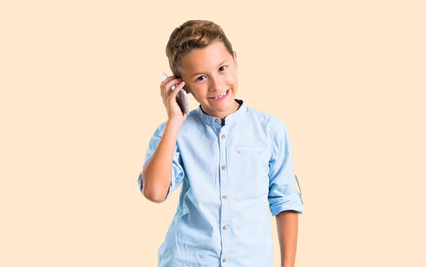 Маленька Дитина Розмовляє Мобільним Телефоном Кольоровому Фоні — стокове фото