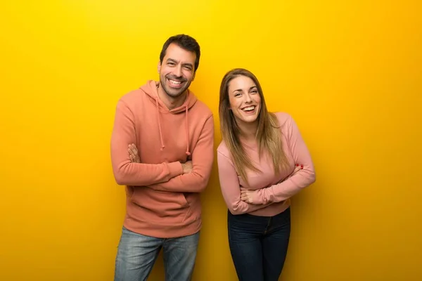 Grupo Duas Pessoas Fundo Amarelo Mantendo Braços Cruzados Enquanto Sorri — Fotografia de Stock