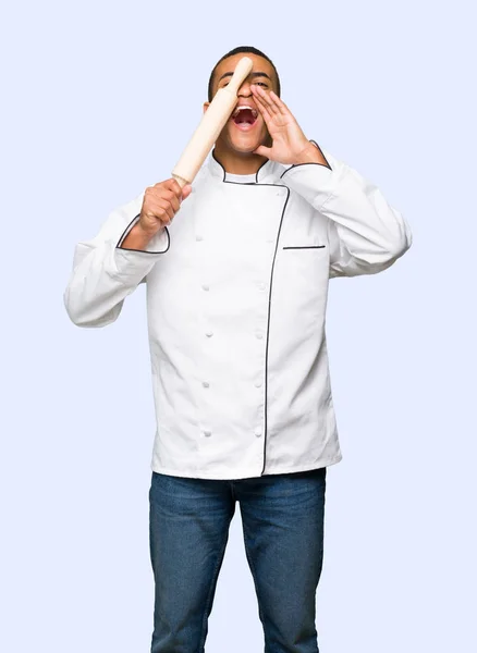 Joven Chef Afroamericano Gritando Anunciando Algo Sobre Fondo Aislado — Foto de Stock