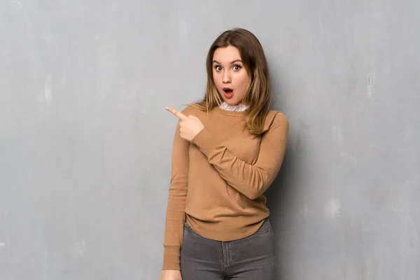 Teenager Girl Textured Wall Surprised Pointing Side — Stock Photo, Image