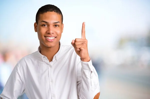 Jovem Afro Americano Mostrando Levantando Dedo Sinal Melhor Fundo Livre — Fotografia de Stock