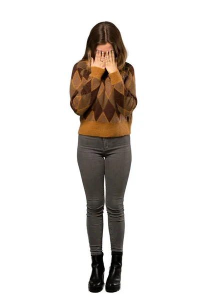 疲れや病気式分離の白い背景の上に茶色のセーターとティーンエイ ジャーの女の子のフルレングス ショット — ストック写真