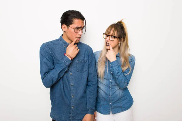 Ungt Par Med Glasögon Som Tvivlar Medan Tittar Upp — Stockfoto