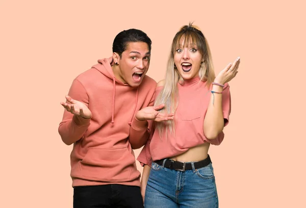 Jeune Couple Avec Surprise Expression Faciale Choquée Sur Fond Rose — Photo