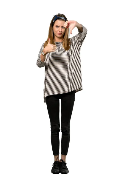 Kötü Işaret Yapma Başörtüsü Ile Genç Bir Kadın Tam Uzunlukta — Stok fotoğraf