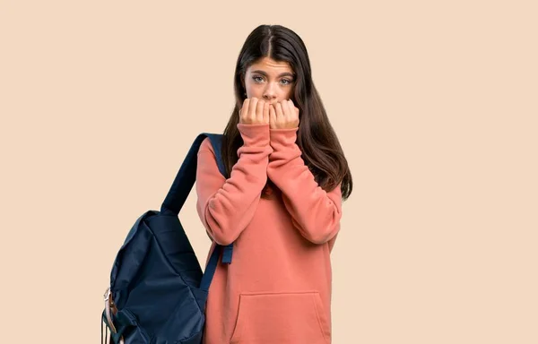 Teenager Mädchen Mit Sweatshirt Und Rucksack Ist Ein Wenig Nervös — Stockfoto