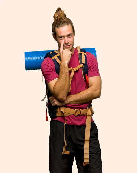 Wandelaar Man Met Berg Backpacker Zoek Naar Voren Geïsoleerde Achtergrond — Stockfoto