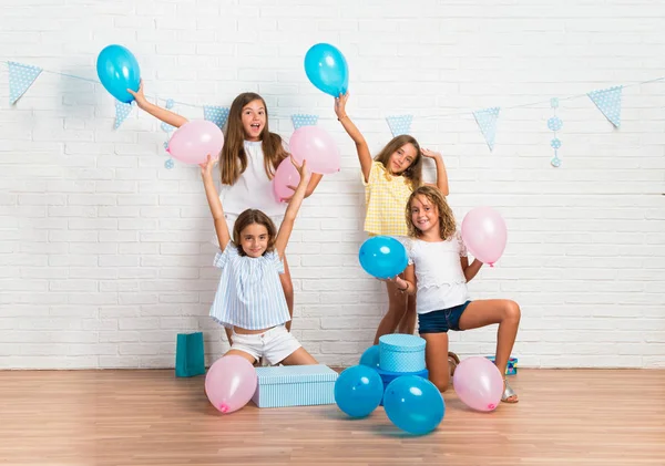 Grupa Przyjaciół Urodziny Gest Zwycięstwa Grając Balonów — Zdjęcie stockowe