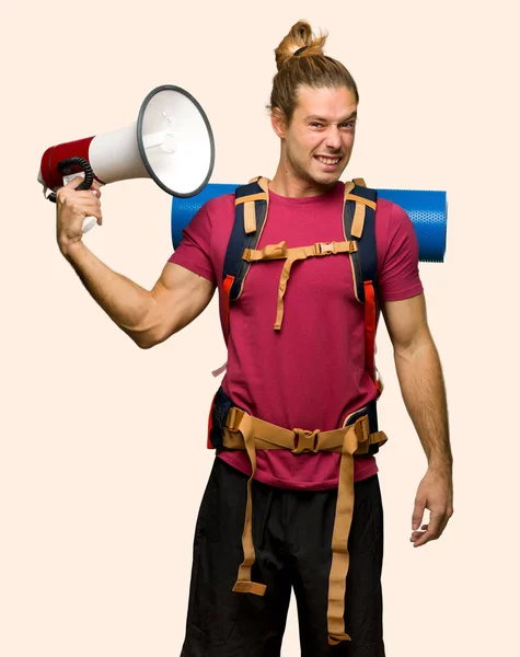 Caminhante Homem Com Mochileiro Montanha Tomando Megafone Que Faz Muito — Fotografia de Stock