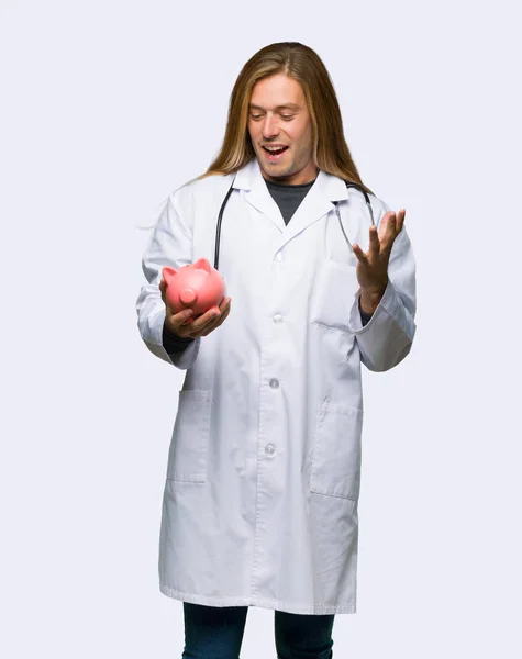 Doctor Hombre Sorprendido Mientras Sostiene Una Hucha Fondo Aislado — Foto de Stock