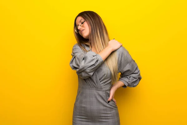 Mujer Joven Con Gafas Sobre Pared Amarilla Sufriendo Dolor Hombro — Foto de Stock