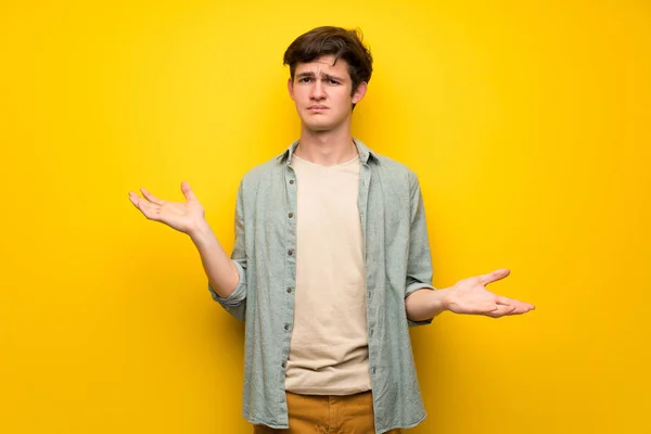 Dospívající Muž Nad Žluté Zdi Nešťastný Frustrovaný Něčím Protože Něčemu — Stock fotografie
