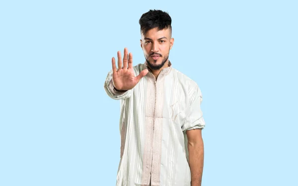 Tipik Arap Kıyafetleri Giyen Arap Genç Adam Mavi Arka Planda — Stok fotoğraf