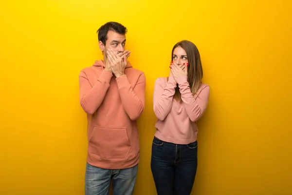 Gruppe Von Zwei Personen Auf Gelbem Hintergrund Die Den Mund — Stockfoto