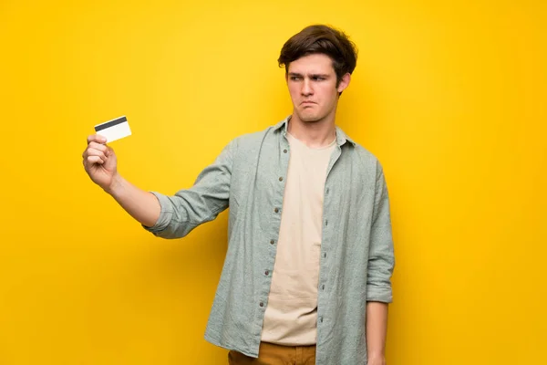 Dospívající Muž Nad Žluté Zdi Kreditní Kartu Bez Peněz — Stock fotografie