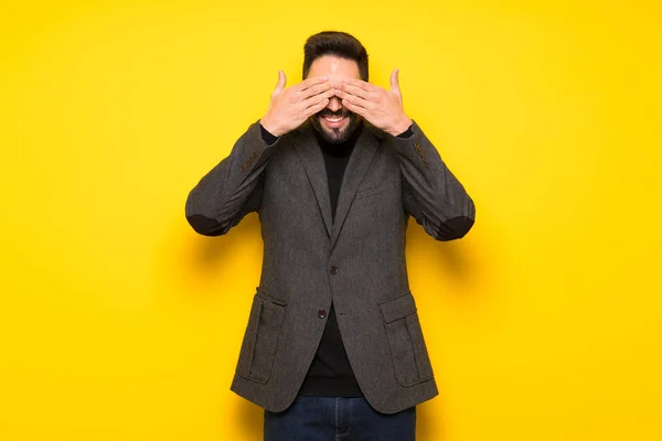 Schöner Mann Mit Brille Der Die Augen Mit Den Händen — Stockfoto