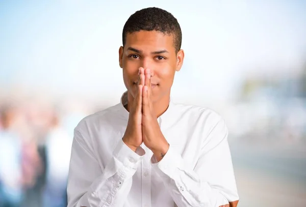 Beyaz Gömlek Genç Afro Amerikan Adamla Birlikte Palm Tutar Kişi — Stok fotoğraf
