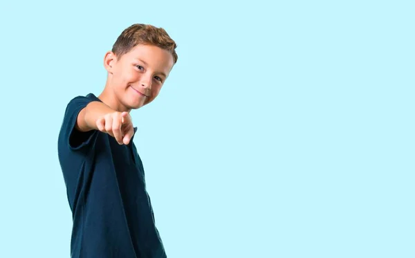 Kleiner Junge Zeigt Mit Dem Finger Auf Blauen Hintergrund — Stockfoto