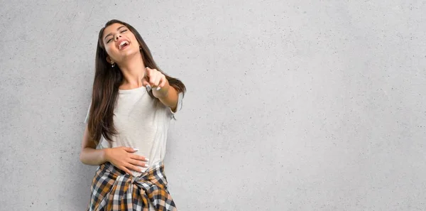 Menina Adolescente Com Camisa Amarrada Cintura Apontando Com Dedo Para — Fotografia de Stock