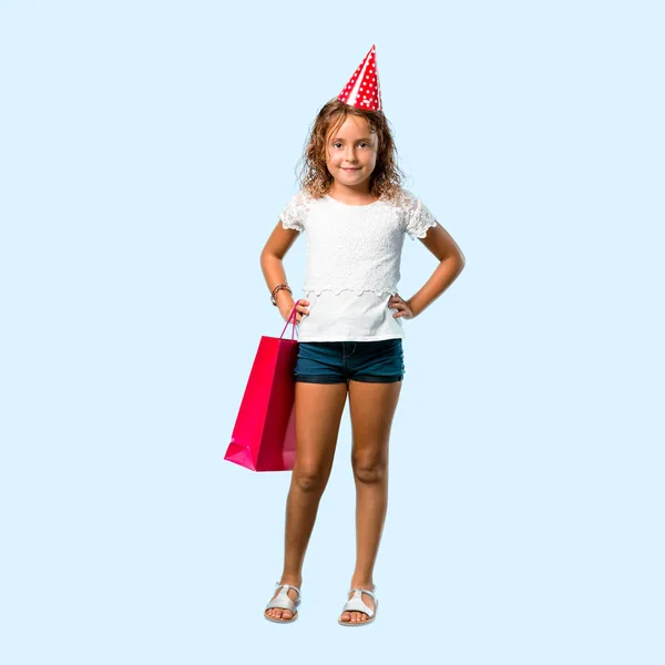Całe Ciało Dziewczynka Przyjęcie Urodzinowe Trzymając Torba Prezent Pozowanie Ramion — Zdjęcie stockowe