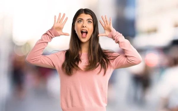 Teenager Girl Pink Shirt Surprise Shocked Facial Expression City — Stock Photo, Image
