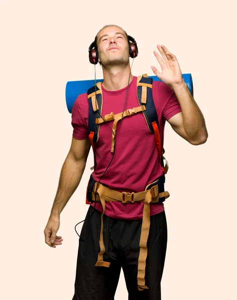 Caminante Con Mochilero Montaña Escuchando Música Con Auriculares Bailando Sobre —  Fotos de Stock