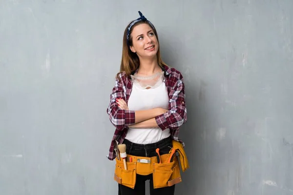 Artesãos Eletricista Mulher Olhando Para Cima Enquanto Sorri — Fotografia de Stock