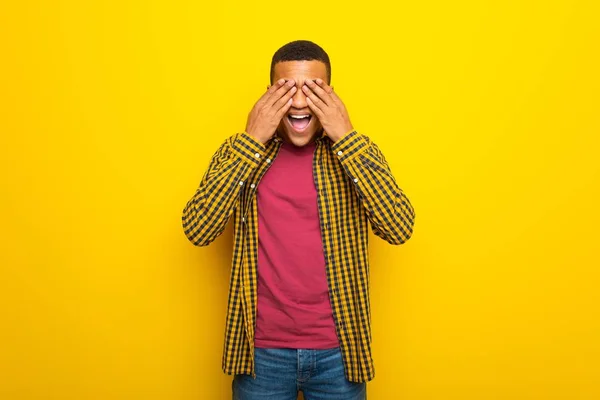 Giovane Afro Americano Sfondo Giallo Che Copre Gli Occhi Mano — Foto Stock