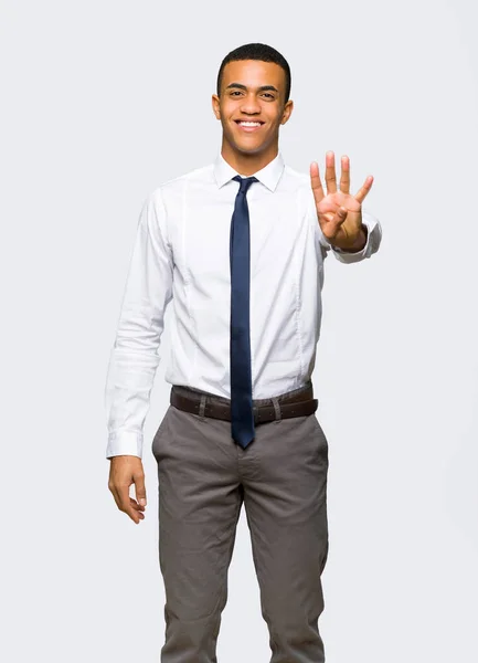 Jovem Empresário Afro Americano Feliz Contando Quatro Com Dedos Fundo — Fotografia de Stock