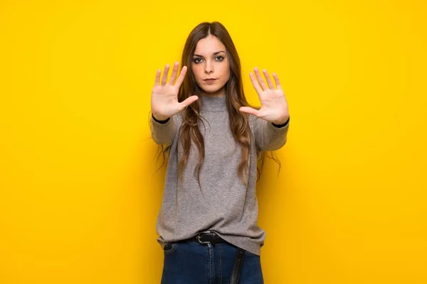 Genç Kadın Dur Jest Yapmak Için Sarı Duvarın Üzerinden Bir — Stok fotoğraf