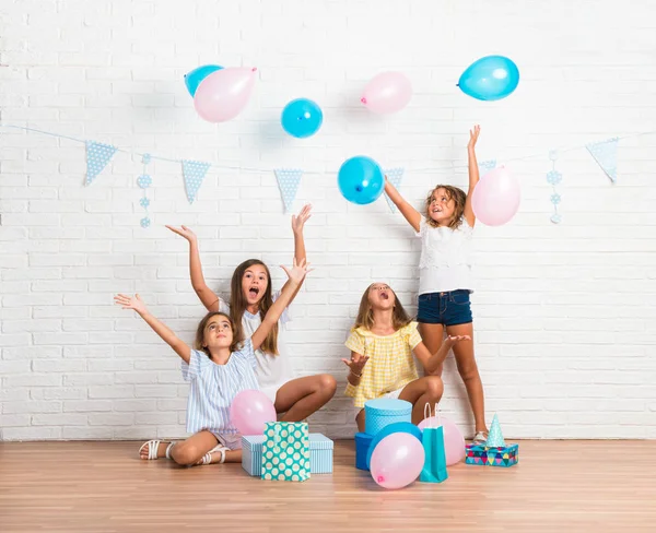 Groep Vrienden Een Verjaardagspartij Spelen Met Ballonnen — Stockfoto